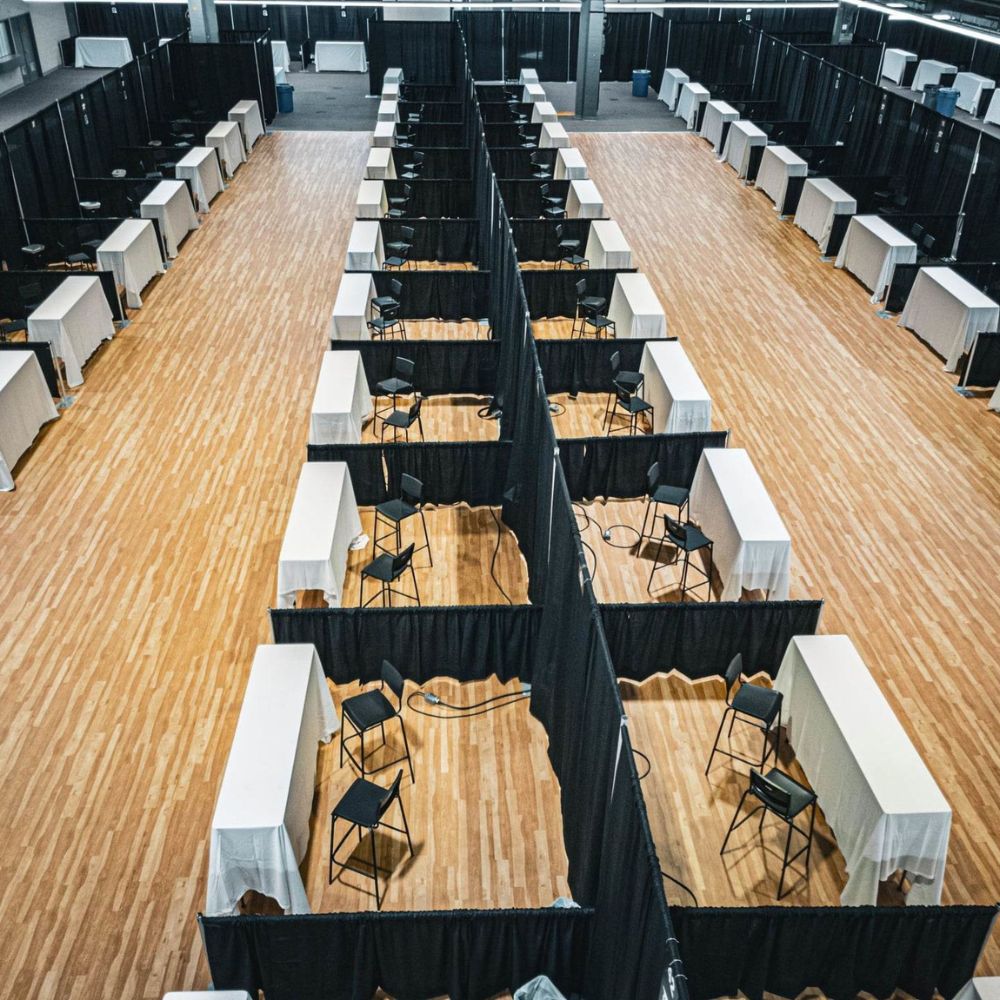 1-a Kiosques avec séparateurs et tables aménagés pour un salon