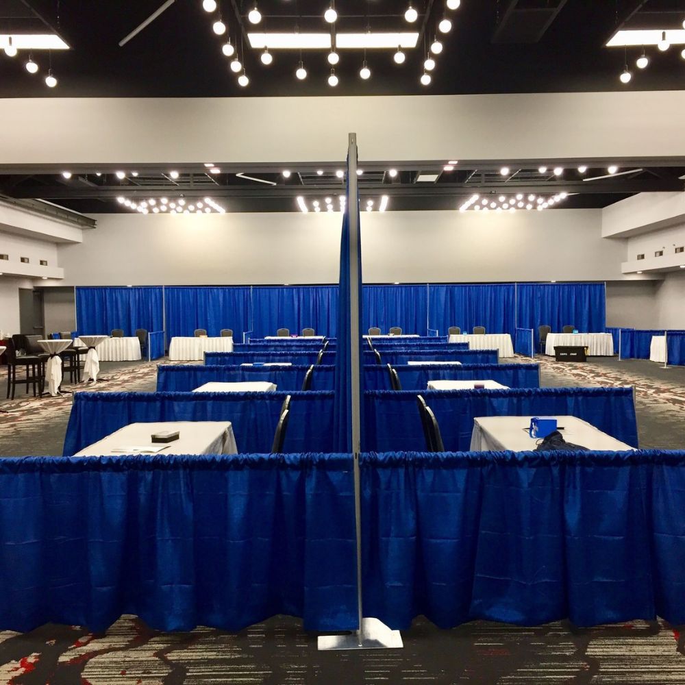 1-b Montage de kiosques professionnels dans une salle d’exposition