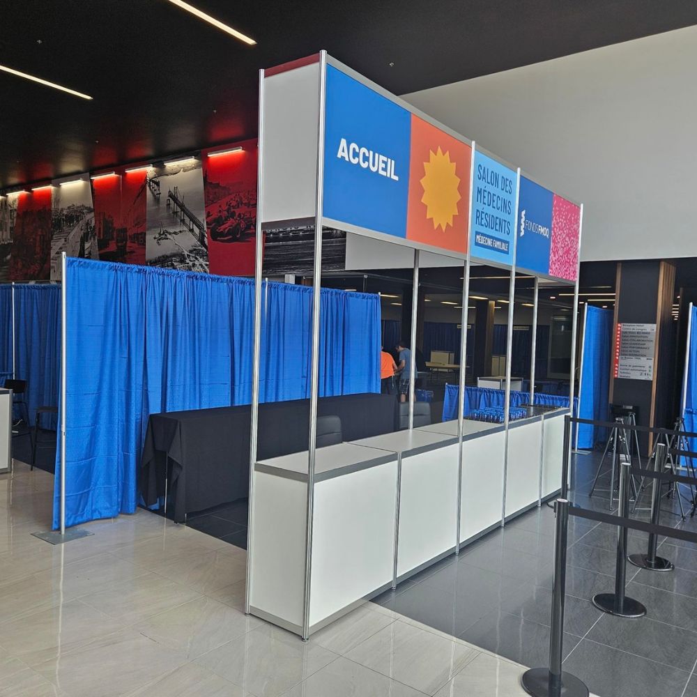 1-c (2) Kiosques avec séparateurs et tables aménagés pour un salon