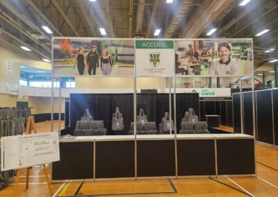 Zone d’accueil aménagée pour un événement universitaire à l’UQTR