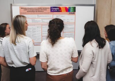 Affiches scientifiques installées sur des panneaux d’exposition