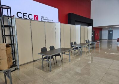 Espace de congrès aménagé pour accueillir exposants et visiteurs