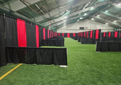 Aménagement de kiosques pour un événement dans un centre sportif