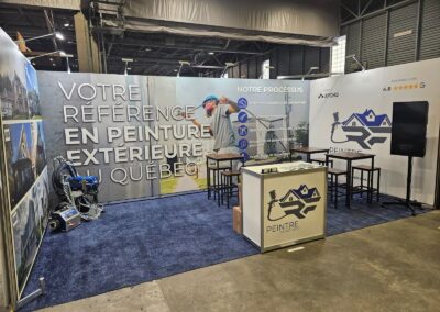 Kiosque aménagé pour présenter des services de peinture extérieure
