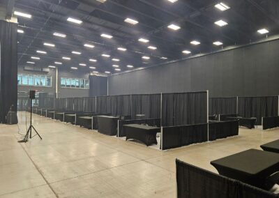 Salle d’exposition aménagée avec plusieurs kiosques