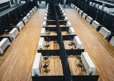 Kiosques aménagés dans une salle pour un salon de l’emploi