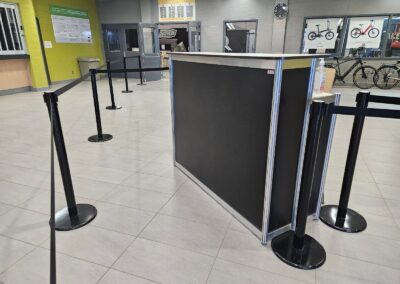 Comptoir d’accueil avec poteaux et cordons de guidage