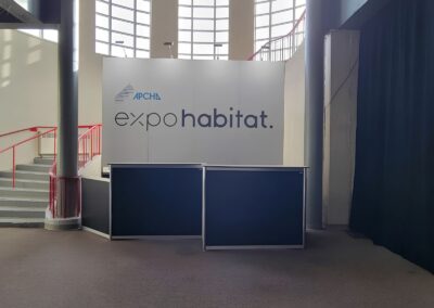 Comptoir d’accueil aménagé pour un salon Expo Habitat