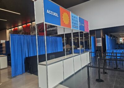Comptoir d’accueil installé pour un salon médical