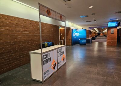 Comptoir d’inscription aménagé pour l’accueil d’un congrès