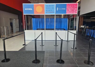 Kiosque d’accueil aménagé pour un salon de médecins résidents