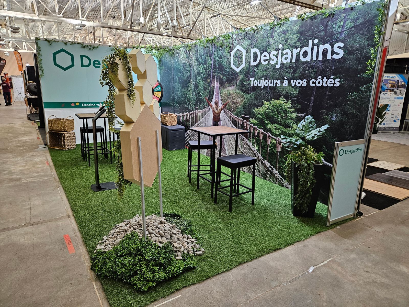 Kiosque rigide sur mesure Desjardins avec affichage panoramique