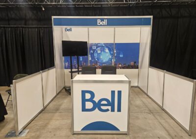 Kiosque d’exposition Bell aménagé pour un salon professionnel