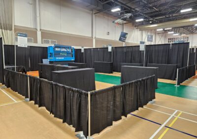 Montage de kiosques d’exposition dans une salle événementielle