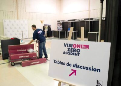 Table de discussion aménagée pour un événement professionnel