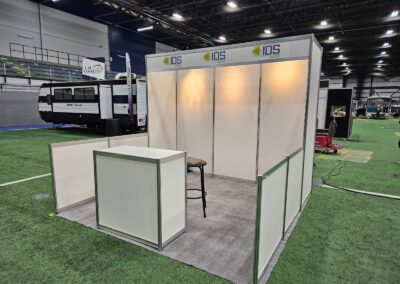 Petit kiosque rigide modulaire avec comptoir et éclairage