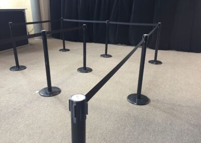 Poteaux avec cordons servant à organiser une file d’attente