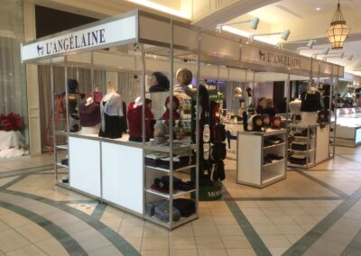Présentoirs aménagés pour mettre en valeur les produits d’un exposant