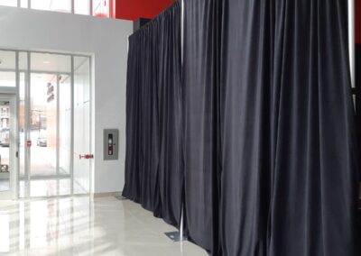 Entrée d’événement aménagée avec des rideaux de velours