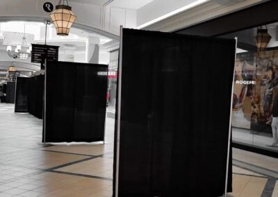 Séparateurs de rideaux noirs installés dans un centre commercial