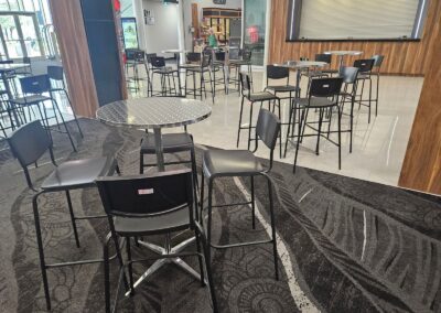 Tables et chaises hautes aménagées pour un espace cocktail