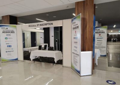 Zone d’accueil avec comptoir d’inscription pour un congrès