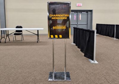 Panneau d’affichage sur pied indiquant « Charpentier menuisier » au Rendez-vous des bâtisseurs.